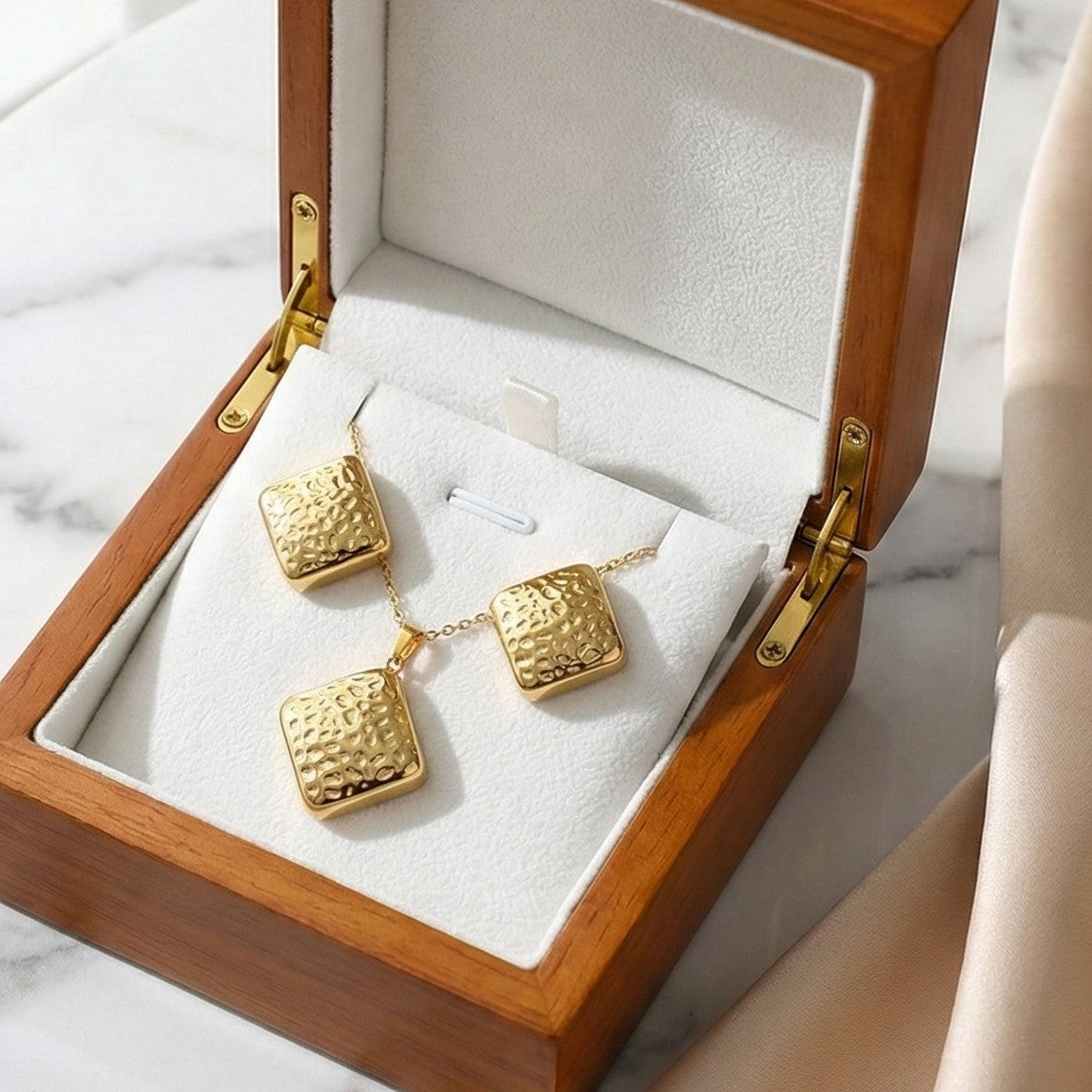 Golden Regal Square Set
