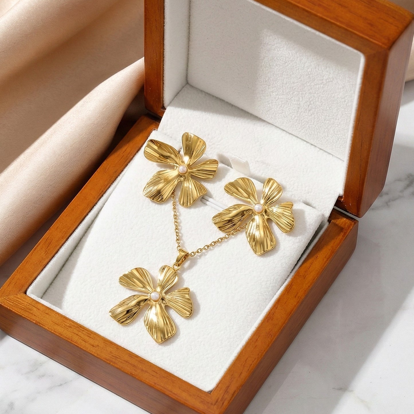 Gilded Petal Pearl Set