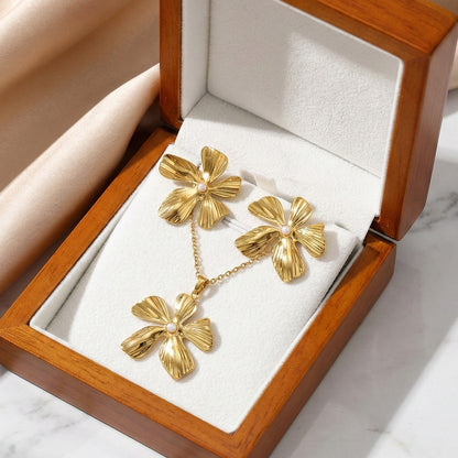 Gilded Petal Pearl Set