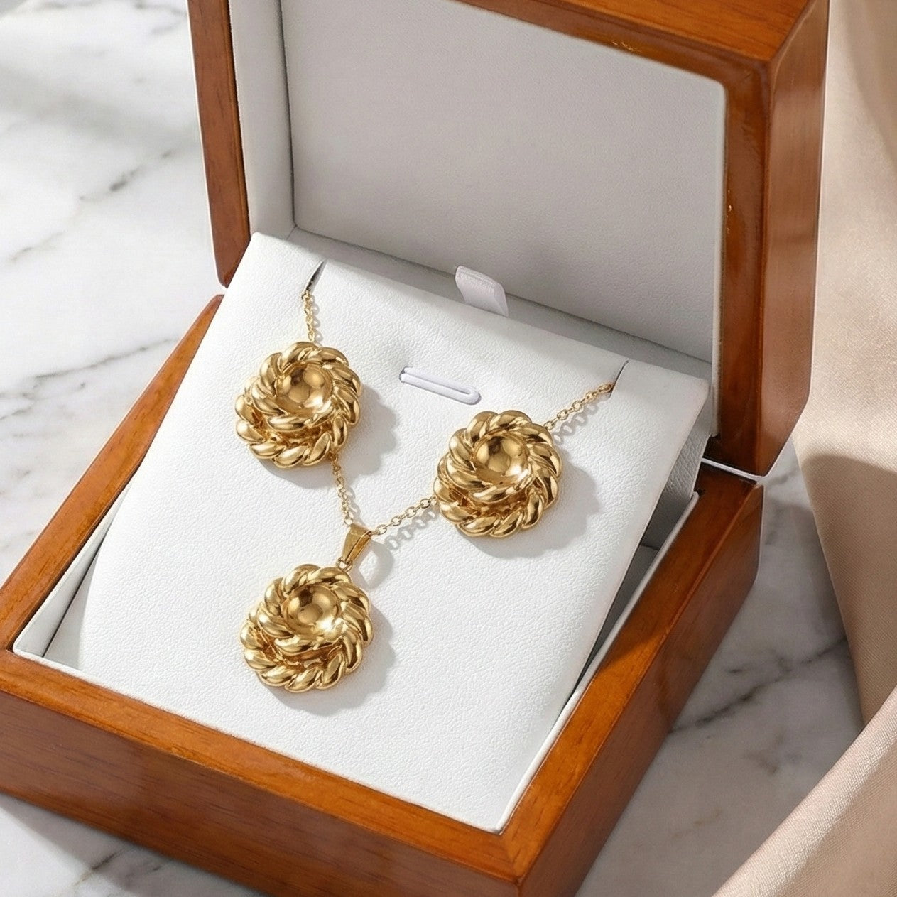 Regal Twist Gold Set