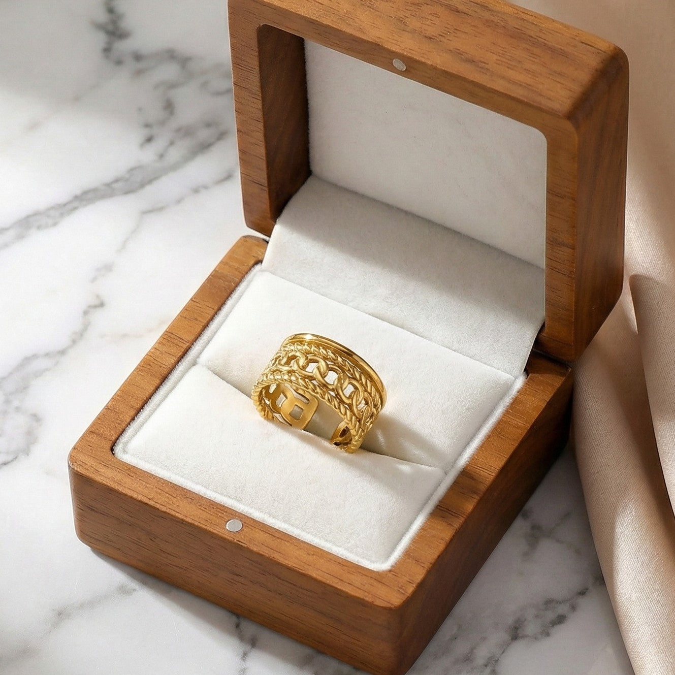 Golden Link Ring