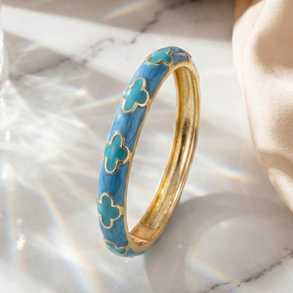 Regal Clover Bangle
