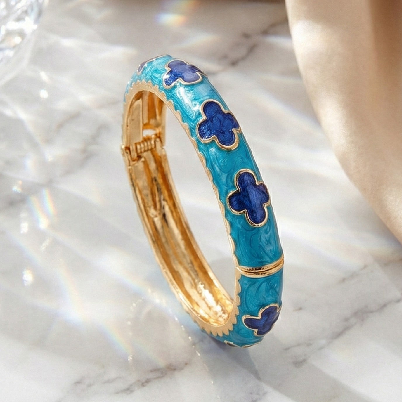 Regal Clover Bangle